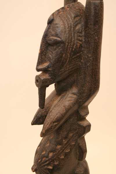 Dogon.(statue), d`afrique : Mali., statuette Dogon.(statue), masque ancien africain Dogon.(statue), art du Mali. - Art Africain, collection privées Belgique. Statue africaine de la tribu des Dogon.(statue), provenant du Mali., 1105/4196.Statue dogon H.52,50cm.x9cm. Représentant une femme avec des gros seins,ou hermaphrodite ayant une bouche ronde avancée avec une barbe, ou labret. Elle est debout,tenant un récipiant au-dessus de la tête.;Les scarifications sur le visage,sur les gros seins et le ventre sont faites avec des dessins géométriques, comme les statues appelées Dyonyeni, associées à la société méridionale Dio ou à la société Kwore.bois à épaise patine noire 1ère moitié du 20eme sc.(Nafaya). art,culture,masque,statue,statuette,pot,ivoire,exposition,expo,masque original,masques,statues,statuettes,pots,expositions,expo,masques originaux,collectionneur d`art,art africain,culture africaine,masque africain,statue africaine,statuette africaine,pot africain,ivoire africain,exposition africain,expo africain,masque origina africainl,masques africains,statues africaines,statuettes africaines,pots africains,expositions africaines,expo africaines,masques originaux  africains,collectionneur d`art africain